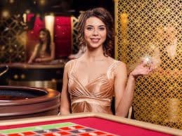 Dealer Live Casino ionwin77 yang profesional melayani permainan blackjack dan roulette