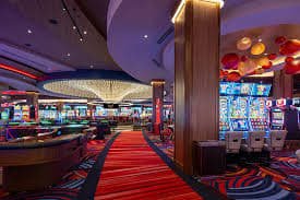 Pemain menikmati Live Casino dengan dealer asli lewat streaming interaktif