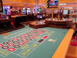 Layar perangkat dengan fitur Live Casino interaktif dan dealer asli dalam suasana profesional